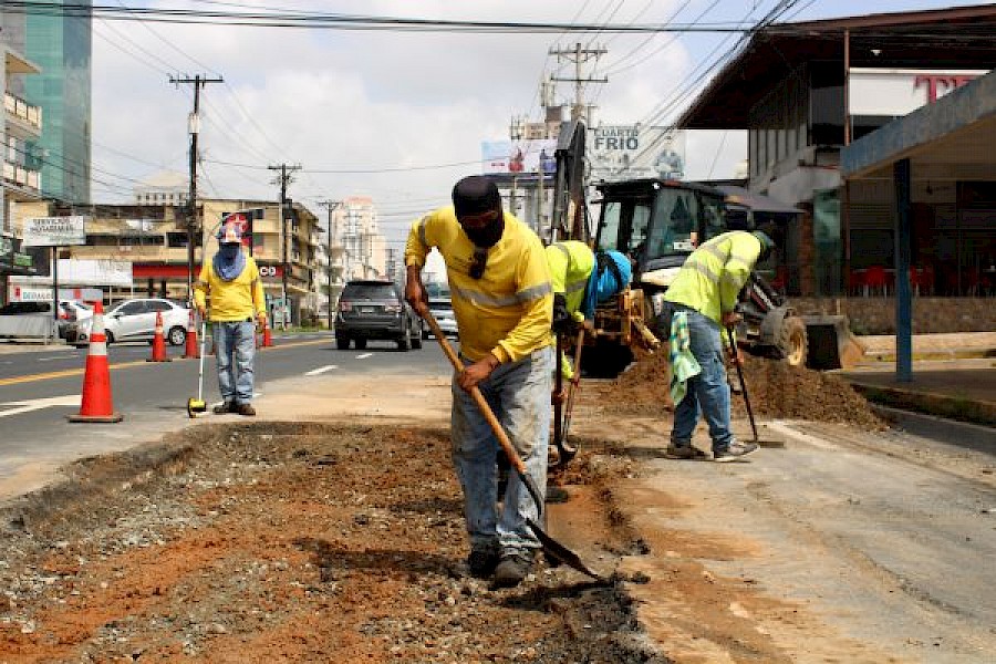 Trabajos de reposición de losa y acondicionamiento de cunetas realiza el MOP en diversos puntos de la capital