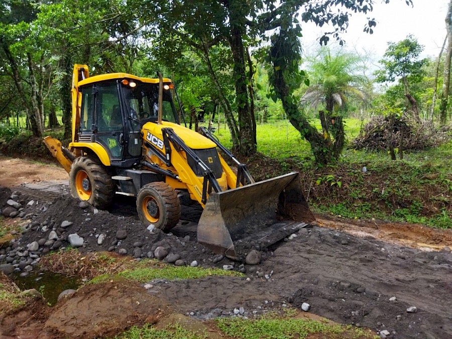 MOP y junta comunal de Potrerillos Abajo trabajan en mejoras de camino de producción