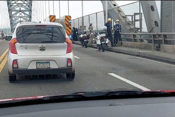 Policía Nacional evita que una persona se lance del Puente de Las Américas