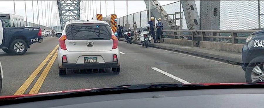 Policía Nacional evita que una persona se lance del Puente de Las Américas