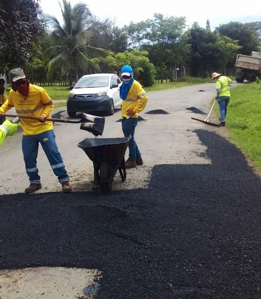 MOP atiende vías y caminos en el distrito de Barú