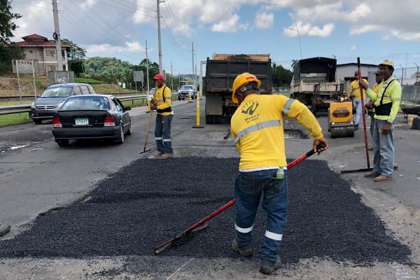 Se realiza jornada de bacheo en la avenida Omar Torrijos