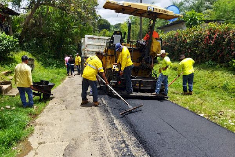 MOP coloca 230 toneladas de asfalto en el distrito de San Félix