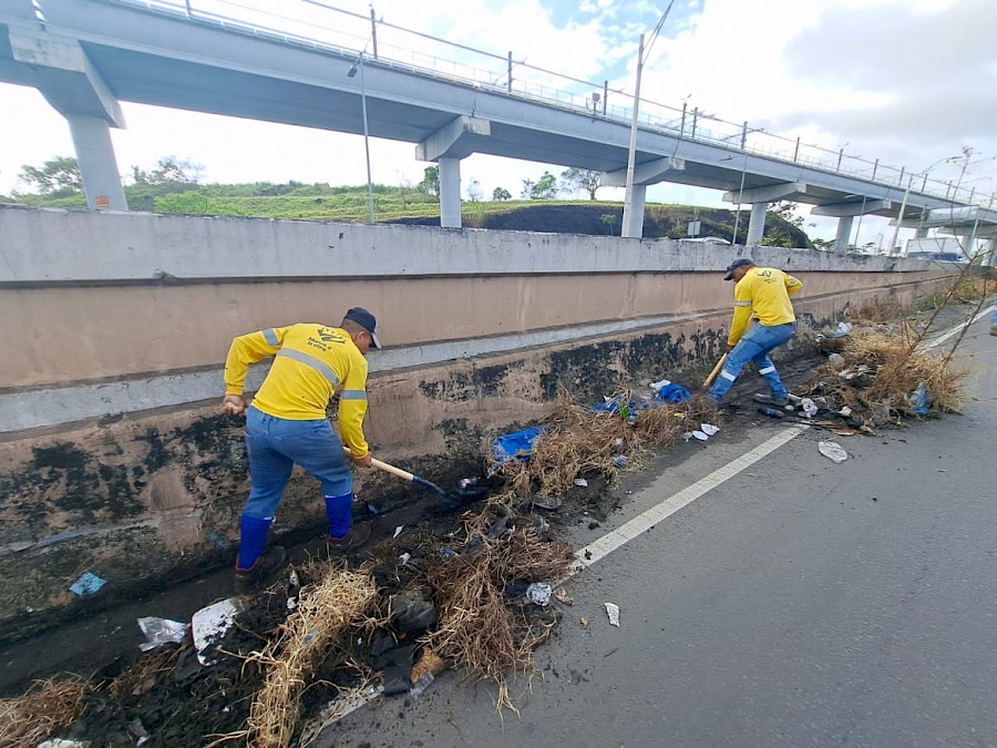 MOP realiza trabajos de limpieza en San Miguelito y repara calles en Clayton