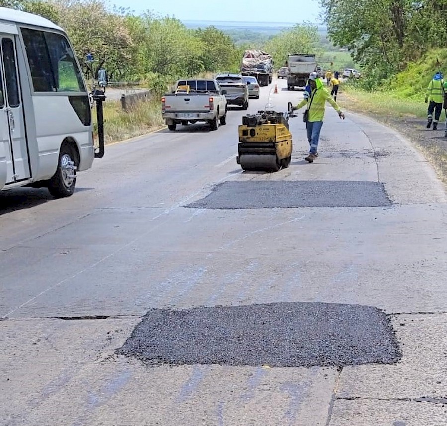 Intensifican trabajos de restauración vial en la carretera Panamericana en Loma Campana