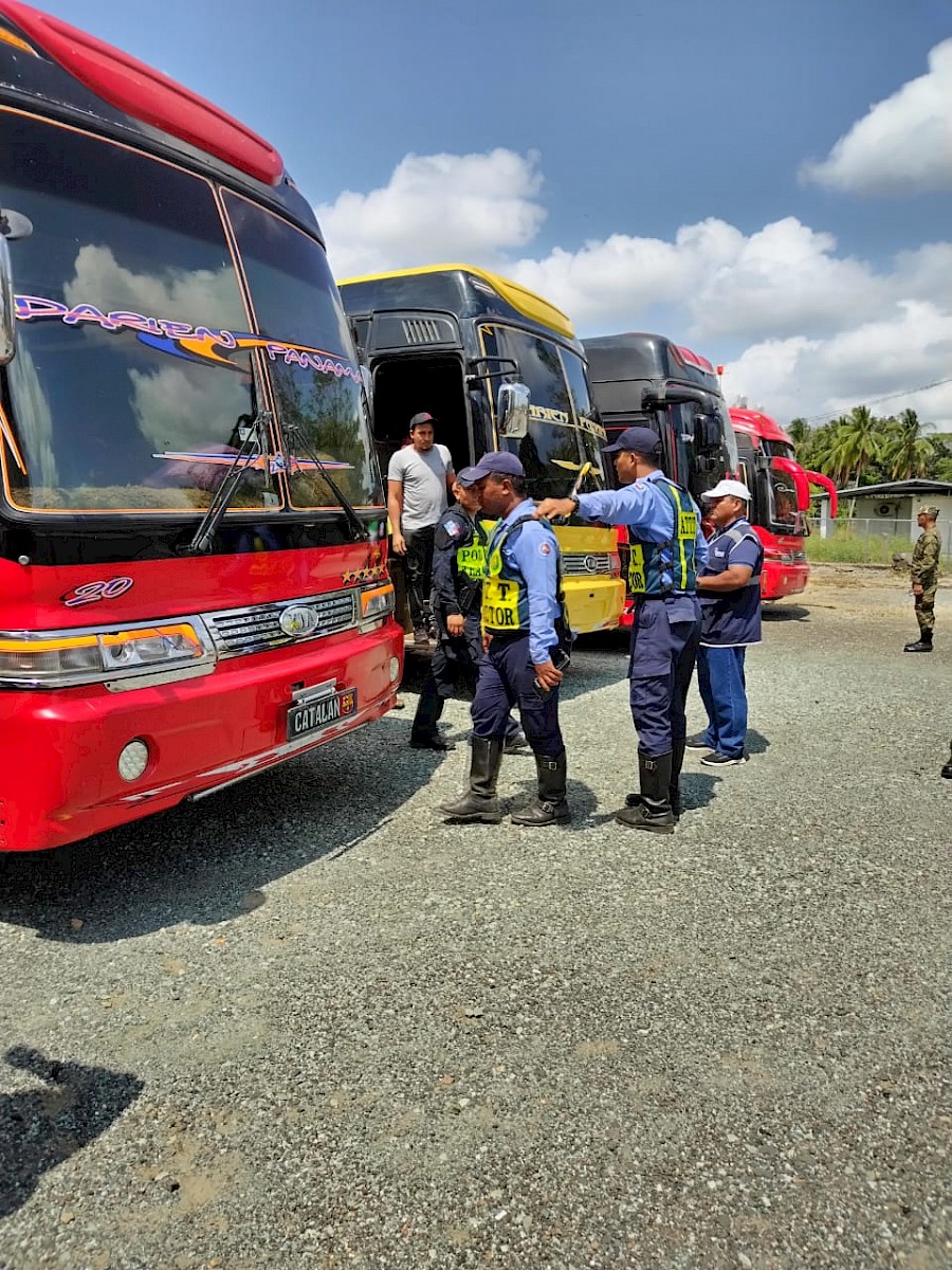 La ATTT inspeccionó buses en Darién que trasladan migrantes