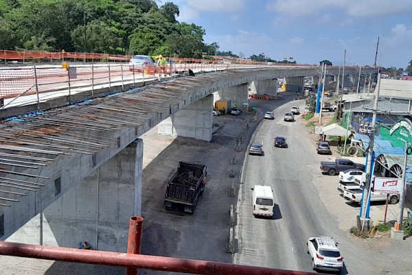 Cambios en la circulación de vehículos en los carriles paralelos a la construcción del viaducto de La Chorrera