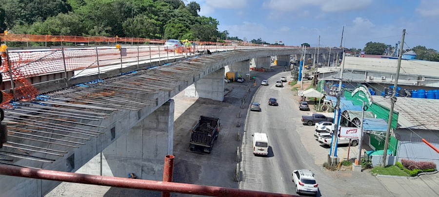 Cambios en la circulación de vehículos en los carriles paralelos a la construcción del viaducto de La Chorrera