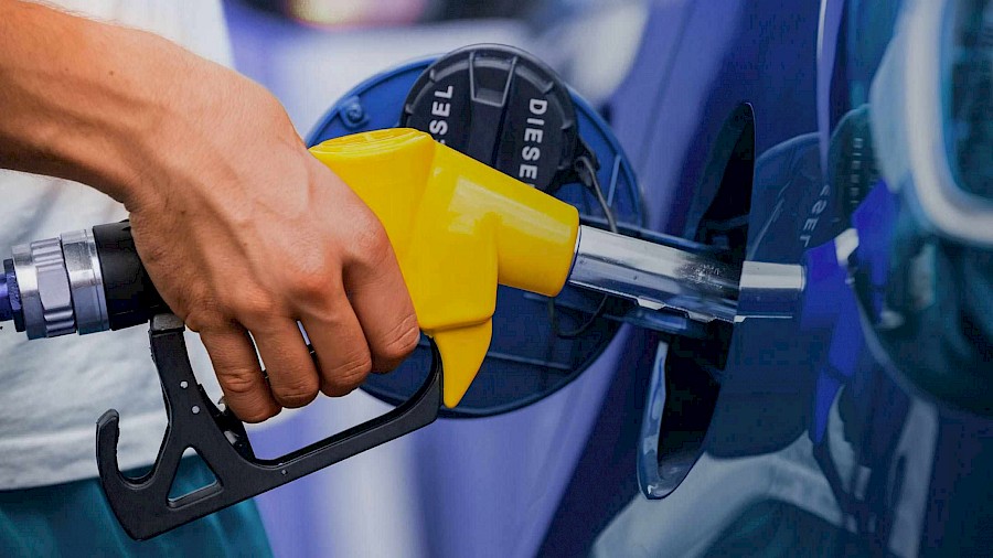 Bajan los precios de venta de los combustibles