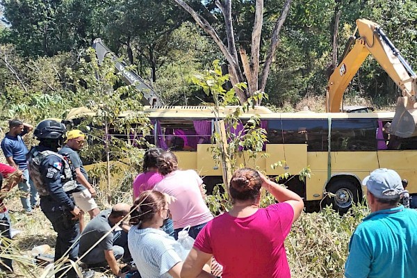 Dos muertos y 30 heridos por accidente de un bus con pasajeros en Campana