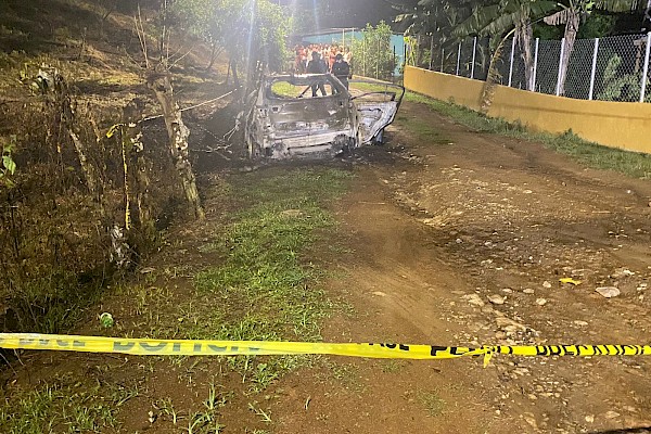 Ubican dos cuerpos calcinados dentro un auto en Colón