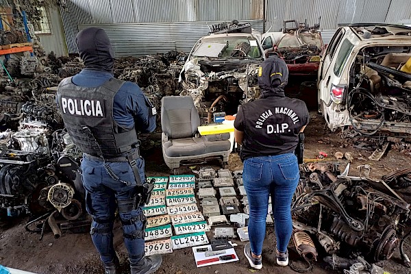 En la operación Oberón, la policía decomisa computadoras de autos en un taller en Pedregal