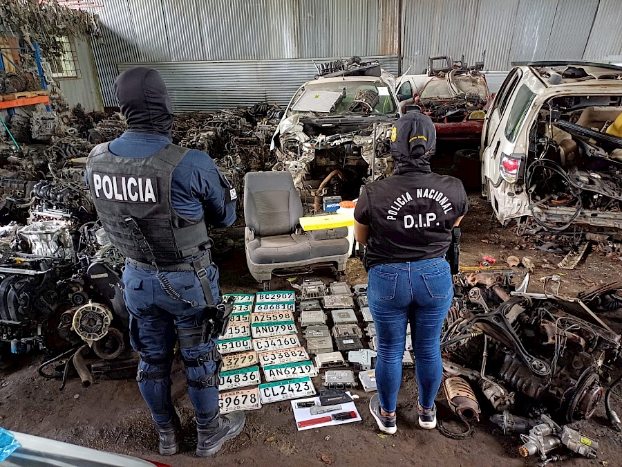 En la operación Oberón, la policía decomisa computadoras de autos en un taller en Pedregal