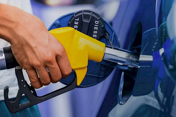 Bajan los precios de los combustibles