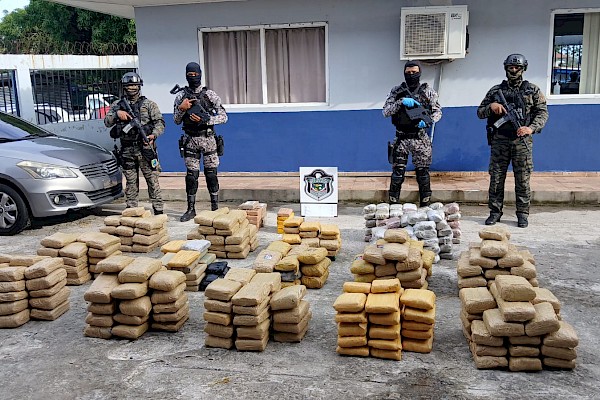 Decomisan 400 paquetes con droga que estaban dentro de un busito
