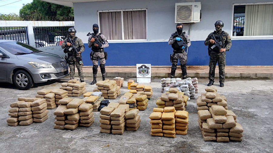 Decomisan 400 paquetes con droga que estaban dentro de un busito