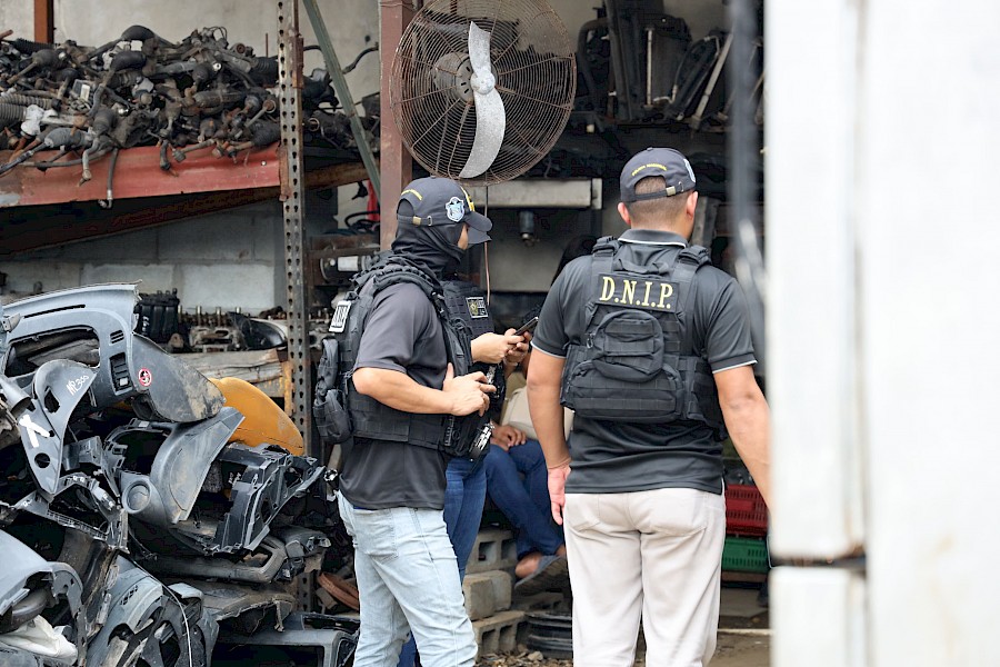 Allanan locales de rastros en busca de piezas y autos robados