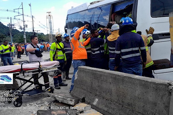 Unos 20 lesionados tras accidente de tránsito de un bus en el corredor Carlos Iván Zúñiga