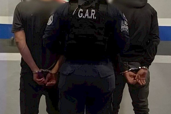 Recuperan vehículo articulado y aprehenden a dos hombres en Chilibre