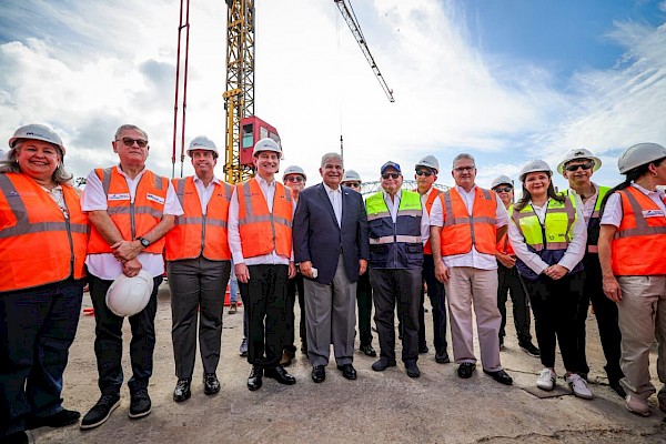 Presidente Mulino inspecciona trabajos del cuarto puente, que avanza en un 30%
