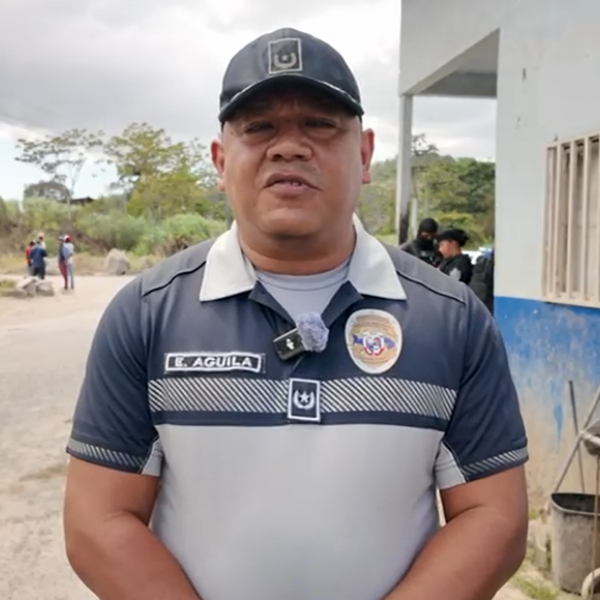 Conductor de taxi embiste a unidades policiales al intentar evadir sanción por infringir reglamento de tránsito