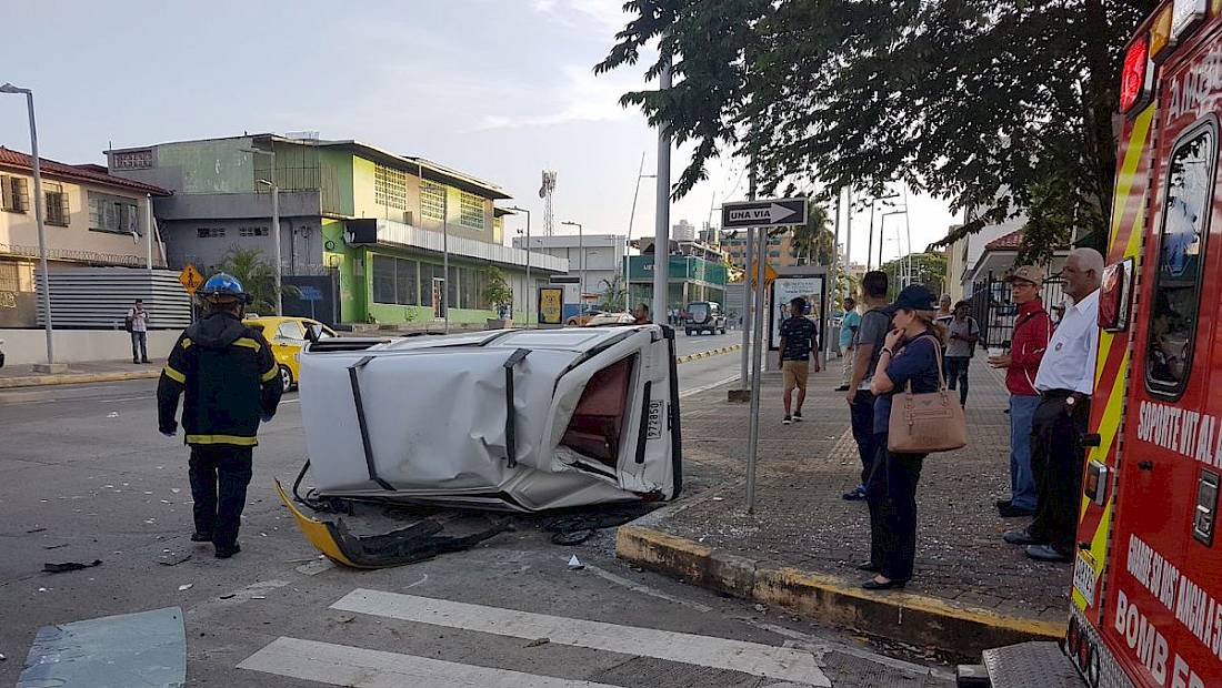Colisión y vuelco en la avenida Justo Arosemena