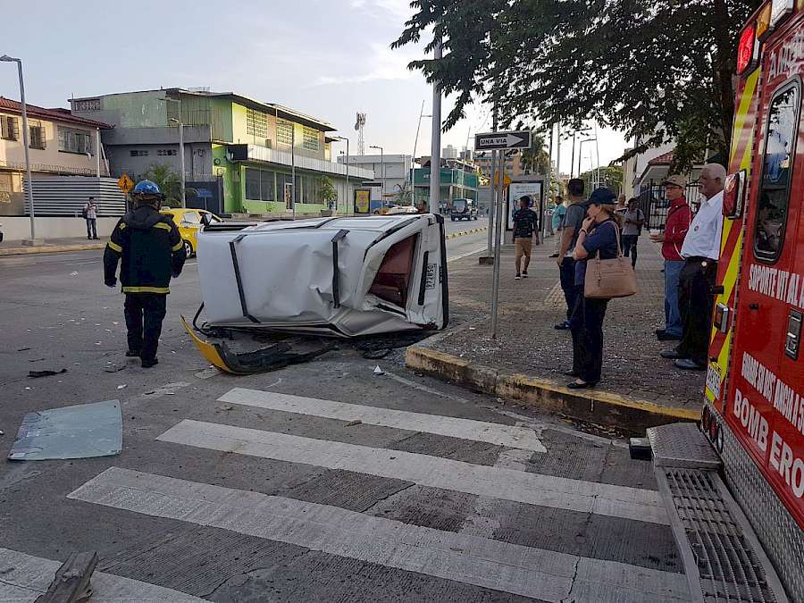 Colisión y vuelco en la avenida Justo Arosemena