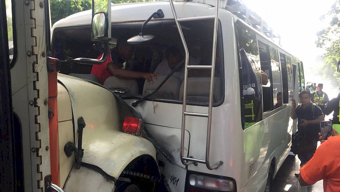 Colisión entre bus y coster deja varios heridos en el puente de Las Américas