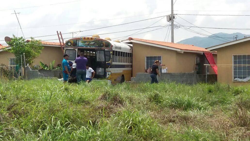 Conductor de bus se estrella contra una casa en Vacamonte