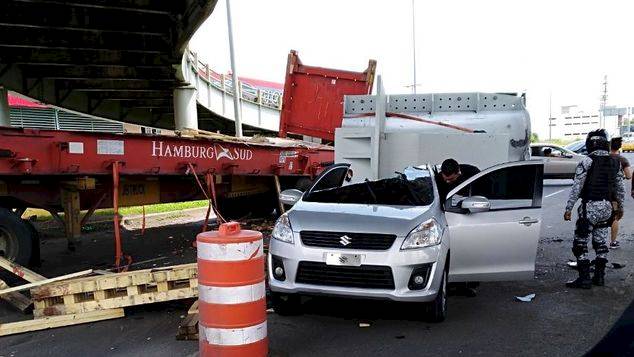Carga pesada cae sobre un auto y el conductor sale ileso