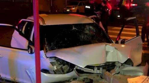 Conductor se estrella contra muro de restaurante tras persecución policial