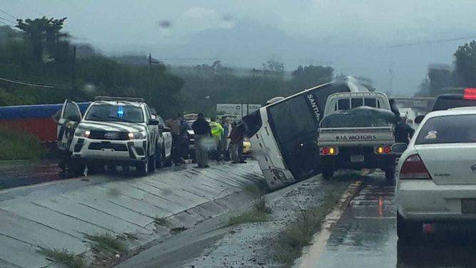 Bus de la ruta de Santiago-Panamá se vuelca en Capira