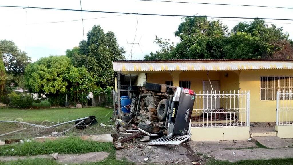 Perdió el control del auto y termina chocado en garaje ajeno