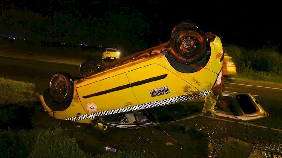Cinco heridos tras vuelco de taxi en Pacora