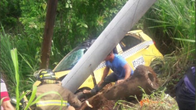 Una persona atrapada tras caída de taxi a un barranco