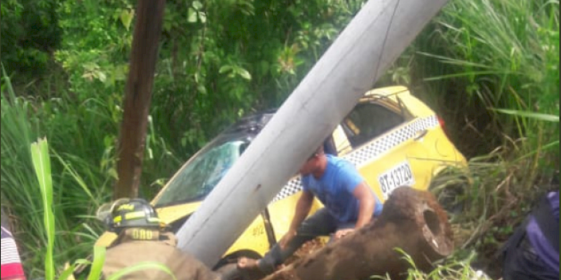 Una persona atrapada tras caída de taxi a un barranco