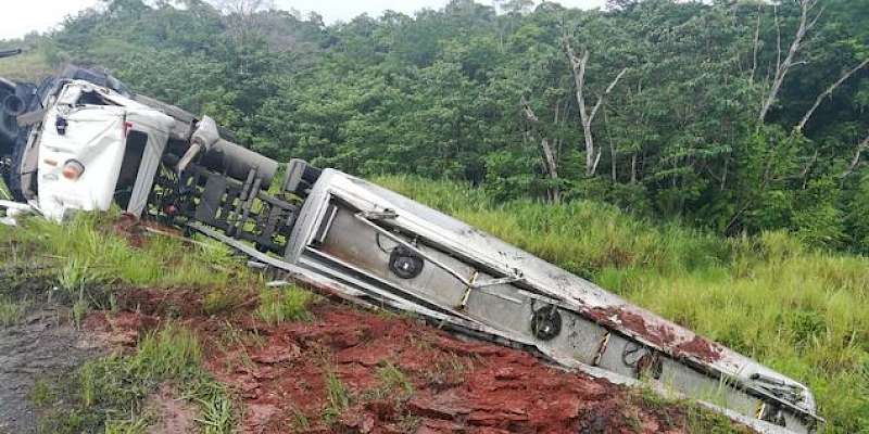 Camión cargado de combustible se vuelca en la Autopista Panamá-Colón