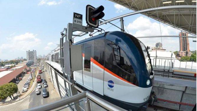Línea 1 del Metro se detuvo por fluctuación eléctrica