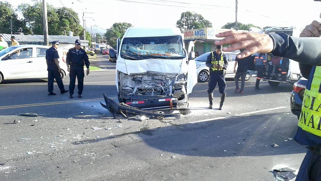 Seis heridos por colisión entre “pirata” y una camioneta
