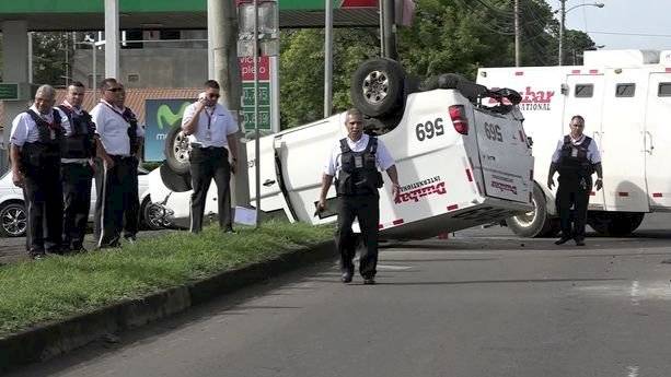 Tres heridos tras vuelco de un camión blindado en Chiriquí