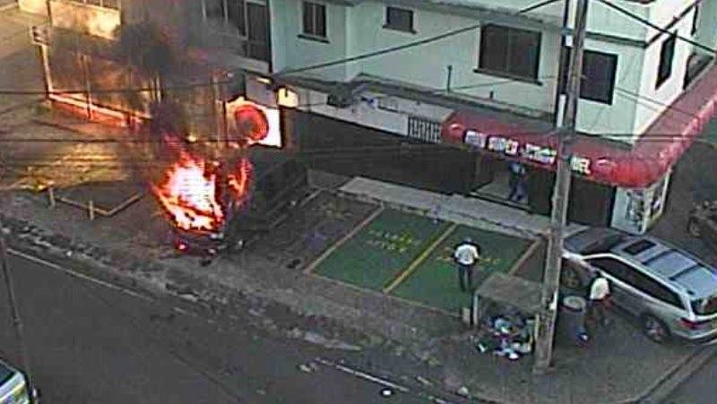 Auto es consumido por las llamas en Perejil, bomberos extinguen con éxito