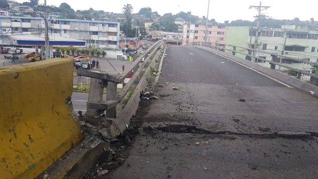 Cierre del puente vehicular de Las Colinas por daños