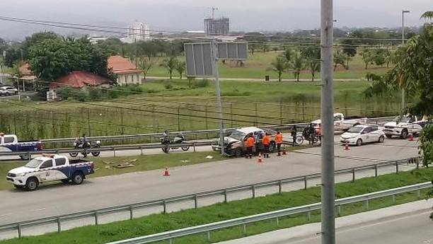 Conductor de la ATTT impacta contra un poste