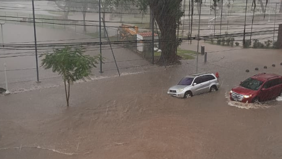 Varias avenidas inundadas tras temporal de lluvia
