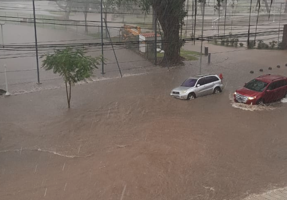 Varias avenidas inundadas tras temporal de lluvia