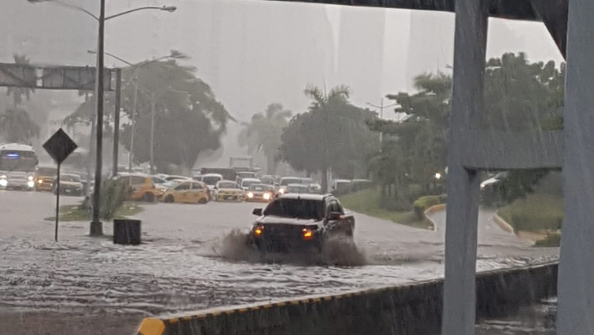 Varias avenidas anegadas tras lluvia