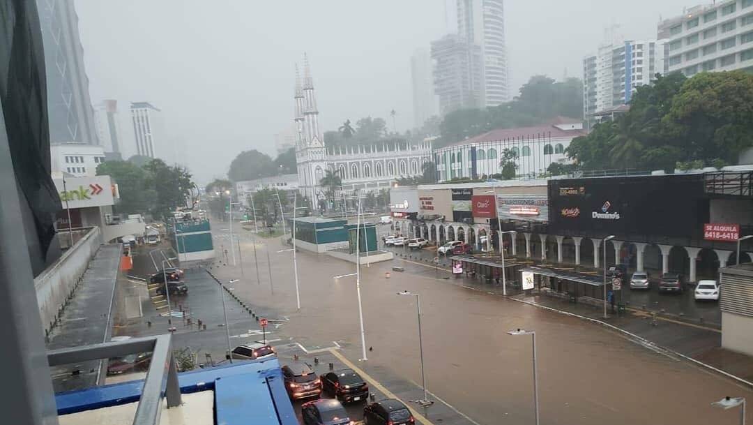 Varias vías inundadas, caídas de árboles y voladura de techo por paso de tormenta