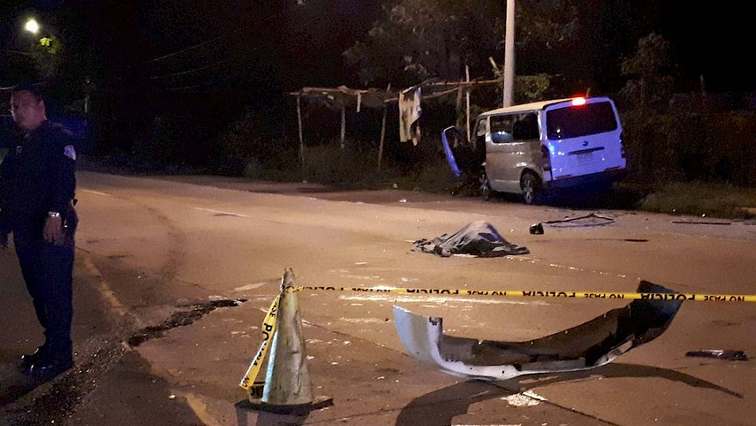 Un muerto y diez heridos tras choque entre dos buses