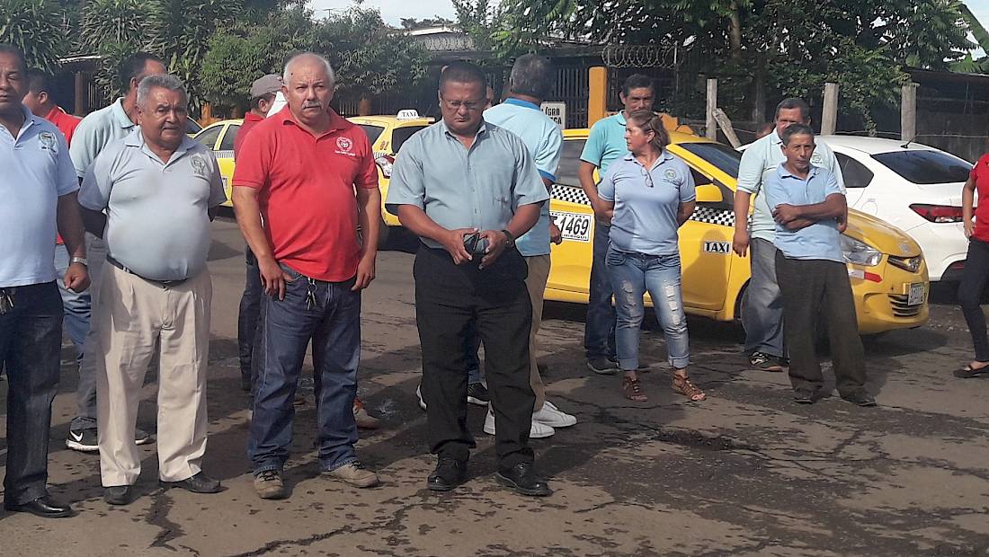 Conductores y transeúntes reclaman arreglos de las vías de David