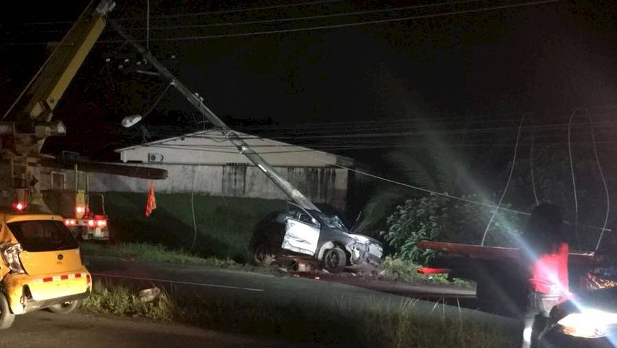 Mujer muere tras chocar contra un poste en Colón